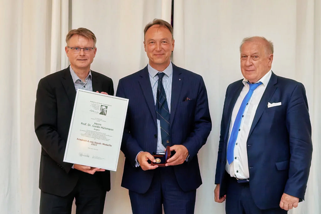 Hayek Festabend – Preisträger Prof. Hülsmann mit Medaille
