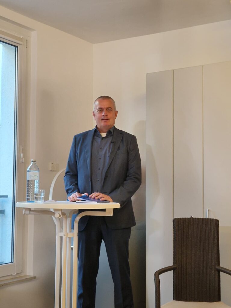 Sascha Tamm führt durch die Freundschaftsgabe